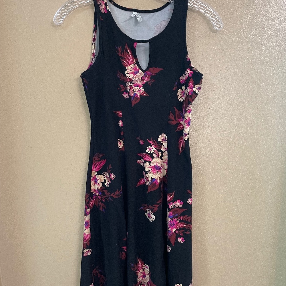Mudd - Juniors XS Black floral print dress with keyhole neckline